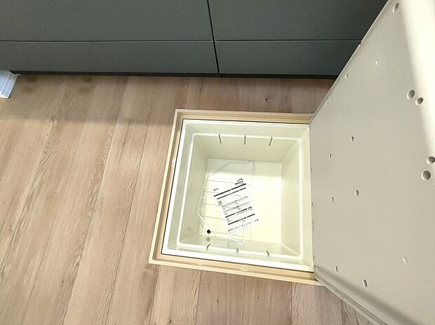 【床下収納】床下収納は、普段使わない食品や備品などをすっきりしまえる便利なスペース。限られた空間を有効活用でき、キッチンまわりの整理整頓にも役立ちます♪