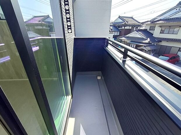 【バルコニー(1号棟)】主寝室に面したバルコニーは、朝の光や風を感じられる癒しの空間。洗濯動線もスムーズで、プライベート感のある設計が魅力。季節の移ろいを身近に感じられる心地よい場所です♪