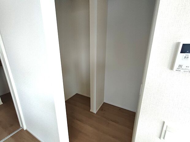 【パントリー(1号棟)】キッチン横に設けられたパントリーは、食品や日用品のストックに便利。棚付きで整理しやすく、生活感を隠しながらすっきりとした空間を保てます♪