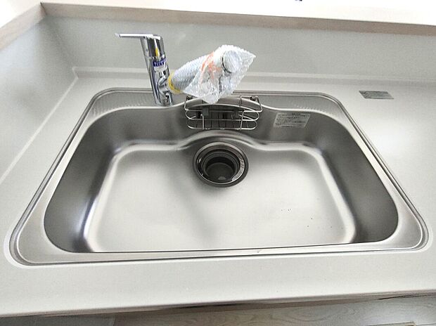 【シンクスペース】ステンレス製のシンクは清潔感があり、日々の調理や片付けも快適。水切りラック付きで使い勝手も良く、キッチンまわりをすっきり保てる設計です♪