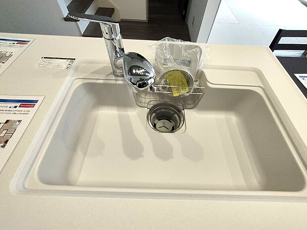 【シンクスペース(1号地)】人造大理石のシンクは、高級感ある見た目と汚れに強い素材で、毎日の掃除も簡単。継ぎ目の少ない一体型設計で清潔感も抜群。キッチン全体の印象を引き締める美しい仕上がりです♪