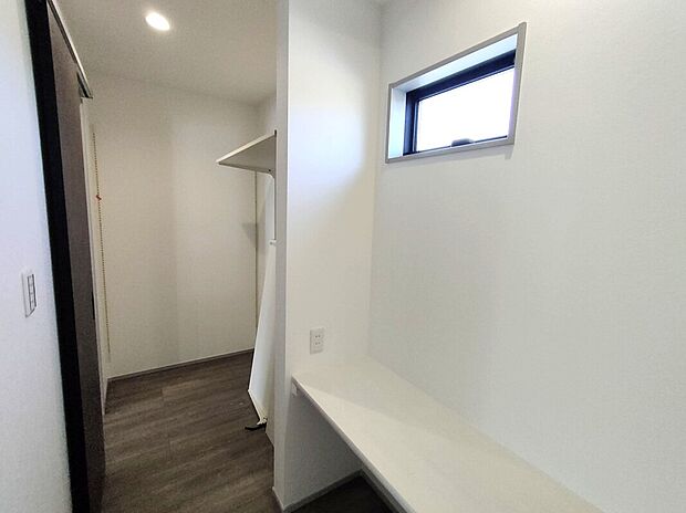 【パントリー(1号地)】キッチン横に設けられたパントリーは、食品や日用品のストックに便利。棚付きで整理しやすく、生活感を隠しながらすっきりとした空間を保てます♪