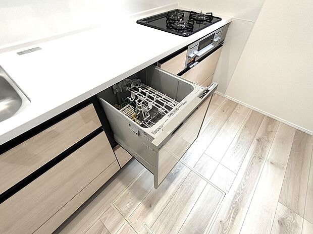 【自動食器洗乾燥機】ビルトイン食洗機は、家事の時短に役立ち、手洗いよりも節水・衛生的。収納一体型でキッチンの美観を損なわず、静音設計で夜間の使用も快適。毎日の暮らしをスマートに支えます♪