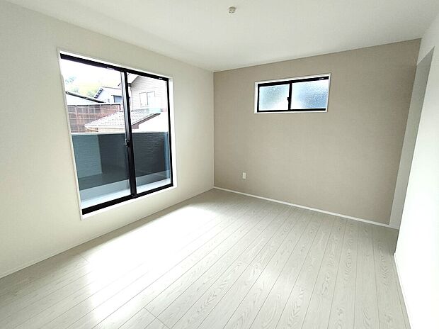 【主寝室(1号棟)】2階7帖の主寝室は、ゆったりとした広さでベッドや家具も配置しやすく、窓からの光が心地よい空間。落ち着いた内装で、1日の疲れを癒すプライベートルームとして最適です♪