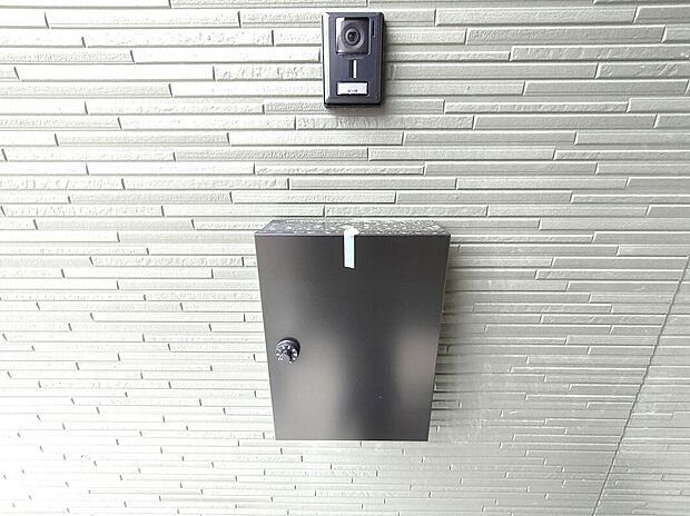 【郵便ポスト】シンプルな郵便ポストは、使いやすく防犯性にも配慮された設計。玄関まわりにスマートに馴染み、日々の郵便物の受け取りも快適。住まいの印象を引き締めるアクセントにもなります♪