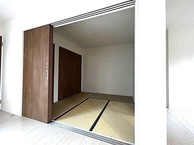 【和室スペース(1号棟)】リビングと続き間の和室は、落ち着きある空間として多用途に活躍。木目調の建具と畳の風合いが調和し、客間やくつろぎの場として心安らぐ雰囲気です♪