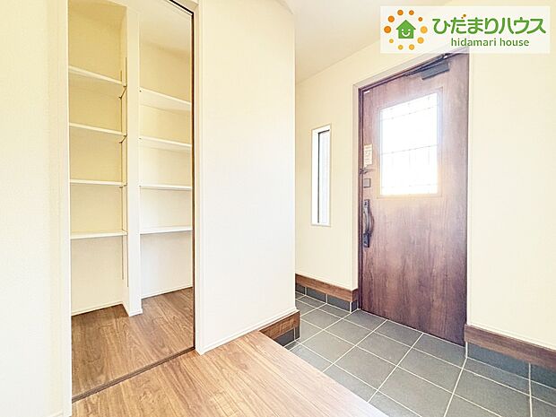 -選べる豪華家電プレゼントキャンペーン実施中-
《5号棟》小窓が付いているドアなので明るいスペースになっています♪