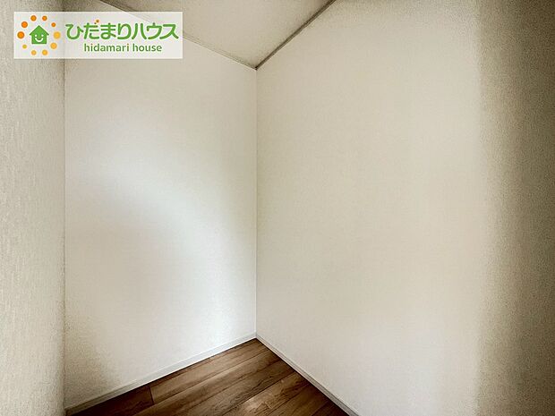 【主寝室】《3号棟》ご家族暮らしになると増える荷物もらくらく収納!大型ウォークインクローゼット完備♪