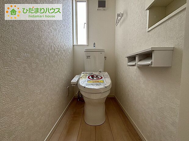 【トイレ】《3号棟》小窓が付いているので、トイレも明るい空間になっております♪