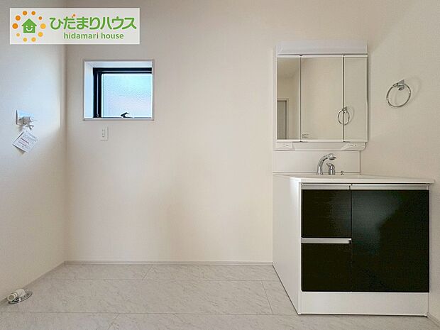 【独立洗面所】《2号棟》清潔感溢れるスタイリッシュなデザインの洗面化粧台!!