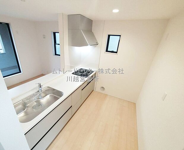 大容量の収納スペースは取り出しやすく、しまいやすいスライドタイプ、大きな鍋などの調理器具や、調味料も出し入れしやすいですね。