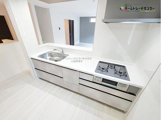 大容量の収納スペースは取り出しやすく、しまいやすいスライドタイプ、大きな鍋などの調理器具や、調味料も出し入れしやすいですね。