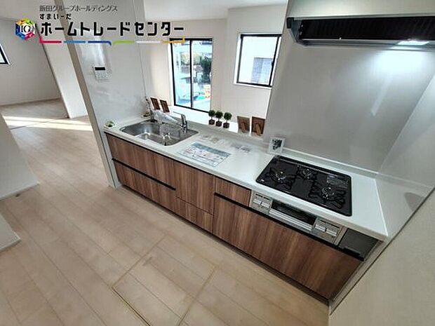 大容量の収納スペースは取り出しやすく、しまいやすいスライドタイプ、大きな鍋などの調理器具や、調味料も出し入れしやすいですね。