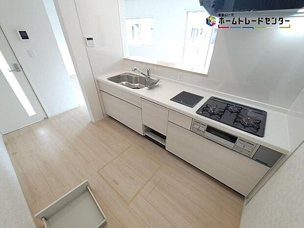 対面式キッチンですので、お食事の準備をしながらご家族との会話を楽しめます☆リビングで遊んでいるお子様を見守りながらお料理ができる人気の高いスタイルです。