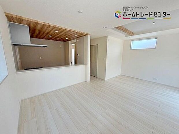 明るく開放的な空間が広がる、キッチン・ダイニング・リビング。ホームパーティーでもゲストと一緒に料理を楽しみながら楽しい時間を過ごせそう。