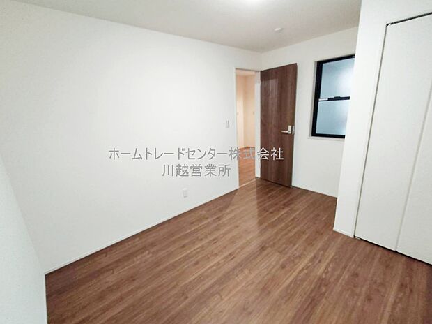 【洋室】充分な広さの収納を備え、採光良好な洋室は、快適空間。プライベートの時間もゆったりお寛ぎ頂けそうです。