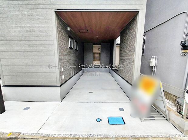 【駐車場】嬉しいコンクリート仕上げのビルトインガレージ。雨の日も足元を気にせず外出できます。ご家族の駐輪場としてもお使いいただけます。