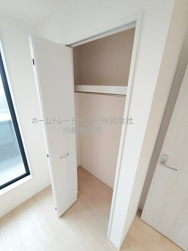 【収納】各居室に収納を完備しております。収納が豊富な住宅は居室空間がしっかりと使えるので暮らしやすさが断然に上がります。荷物をを気にすることなく家具の配置をお好み通りにできるのも大きな魅力です。