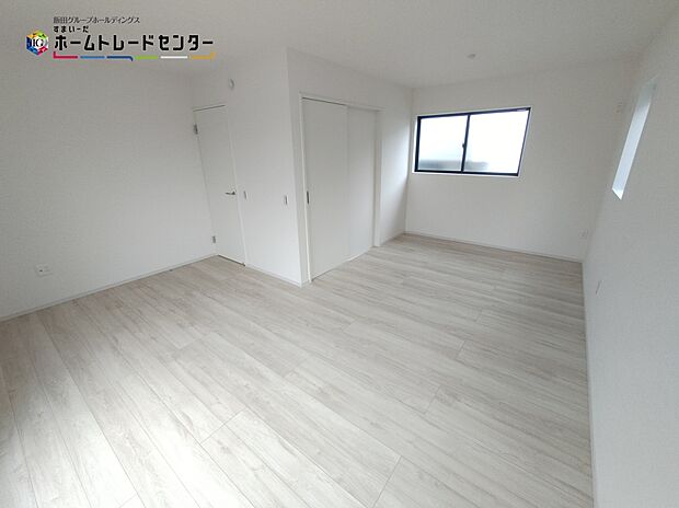 【洋室】お陽さまの光をさわやかな風をたっぷりとりこめます。室内はいつも明るい印象なので気持ちの良い朝を迎えられます。毎日の生活も明るくなりそうです。