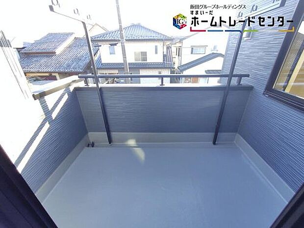 【バルコニー】日当たりのよい広さのあるバルコニー。一度にたくさんの洗濯物を干すことができます。