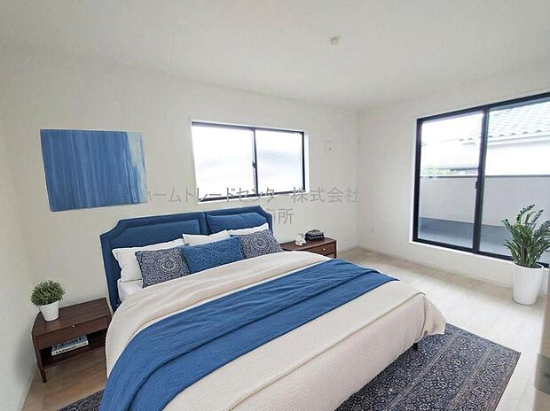 【洋室】大きなベッドを置いてもゆとりのある広さ！収納完備しておりますので、家具が少なく済みます！お掃除もラクラクですね♪※家具をCGで加工しています。家具付き販売ではございません。
