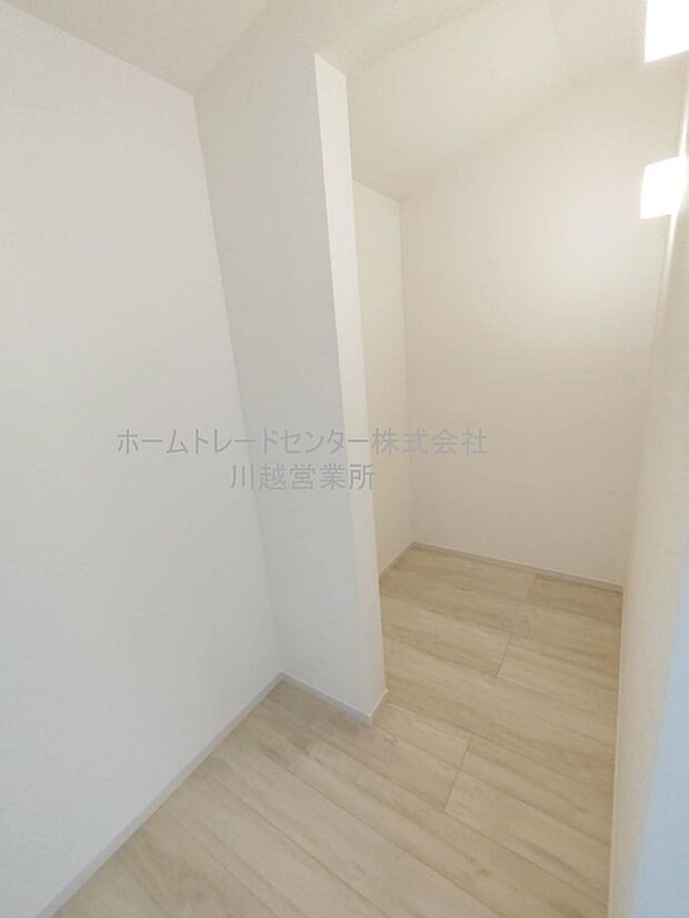 【収納】大容量収納の『ウォークインクローゼット』を設置。増えがちな衣類やバッグなどを効率よく収納できます。収納スペースが豊富にあると片付けやすくすっきりしたお住まいになりますね♪