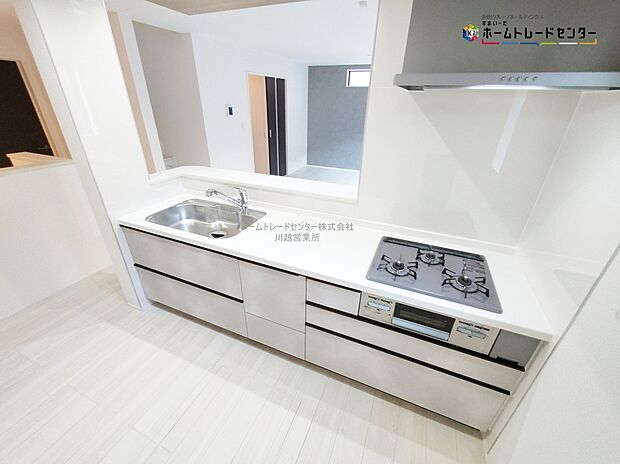 【キッチン】大容量の収納スペースは取り出しやすく、しまいやすいスライドタイプ、大きな鍋などの調理器具や、調味料も出し入れしやすいですね。
