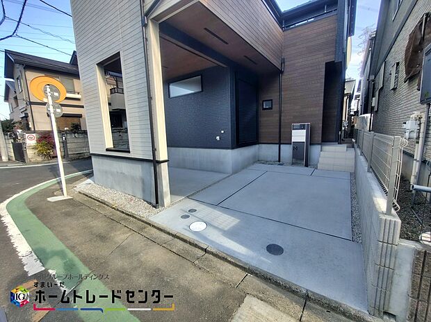 【駐車場】強烈な日差しや、雨風、ホコリなどから大切な車を守るビルトインガレージ。また悪天候の時など、身体を濡らすことなく乗降できる点も魅力的です。
