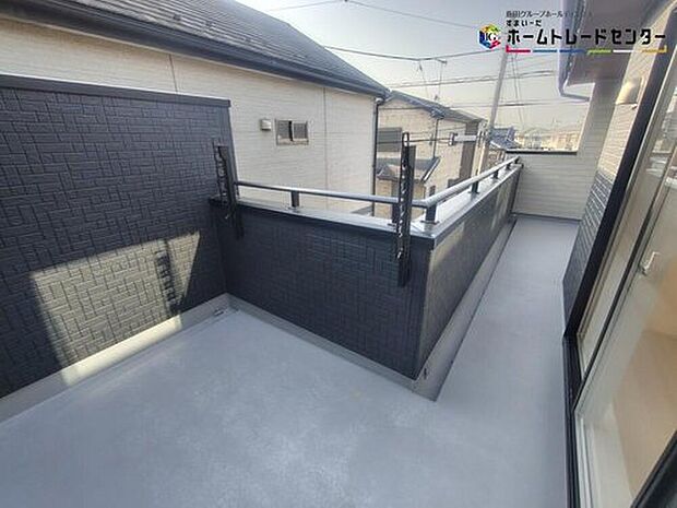 【バルコニー】子どもが小さいと洗濯物が増えがちですが、広いバルコニーでたくさんの洗濯物を干すことができます。