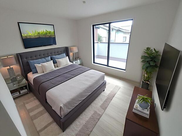 【主寝室】大きなベッドを置いてもゆとりのある広さ！収納完備しておりますので、家具が少なく済みます！お掃除もラクラクですね♪※家具をCGで加工しています。家具付き販売ではございません。
