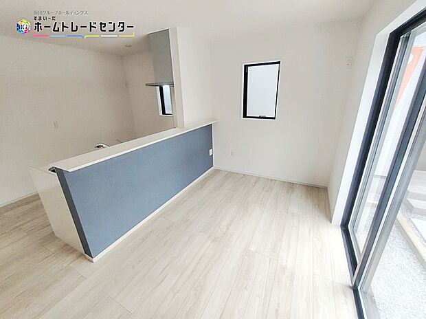 【LDK】ゆとりある空間で開放感があるリビングです♪採光にも優れていて過ごしていて気持ちのいいリビングです！ゆったりとした家族のお時間を。
