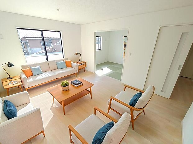 【LDK】広々としたLDKに、自分好みのインテリアでレイアウト。季節ごとに模様替えなども、楽しみの一つとなりそうです。※家具をCGで加工しています。家具付き販売ではございません。
