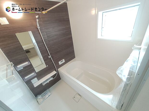 【浴室】浴室は湿気がたまりやすく、換気扇だけではどうしてもカビが出やすいです。窓があるだけでお風呂のカビお掃除がラクラク。
