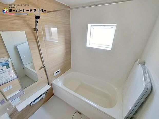 【浴室】毎日の疲れを癒す浴室は１坪タイプです。足を伸ばしてゆっくりとくつろげます。窓があるので、湿気もこもらないのも、うれしいですね♪