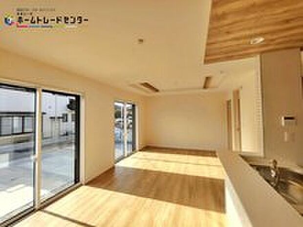 【リビング】家族の食事や団らんのほか、子供を遊ばせたり、友人を招いたりするＬＤＫは住まいの中心。長時間過ごす場所だから、その空間は住まい全体の居心地を左右します。