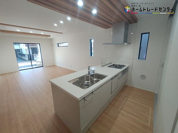 【キッチン】大容量の収納スペースは取り出しやすく、しまいやすいスライドタイプ、大きな鍋などの調理器具や、調味料も出し入れしやすいですね。