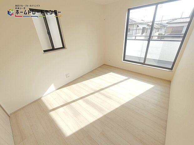 【洋室】お陽さまの光をさわやかな風をたっぷりとりこめます。室内はいつも明るい印象なので気持ちの良い朝を迎えられます。毎日の生活も明るくなりそうです。