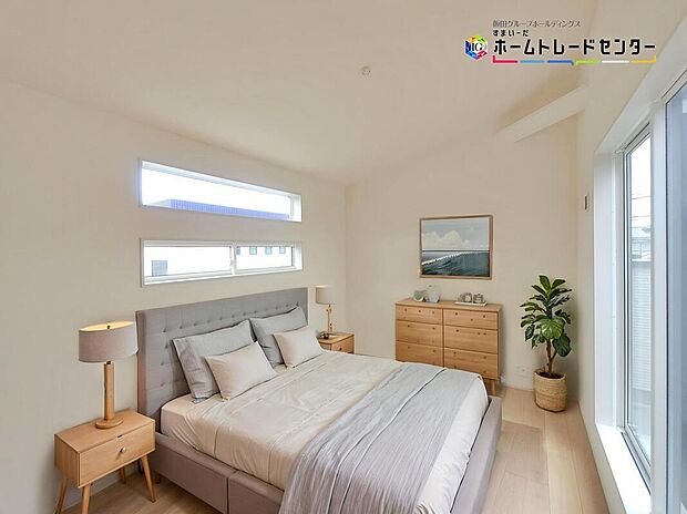 【主寝室】大きなベッドを置いてもゆとりのある広さ！収納完備しておりますので、家具が少なく済みます！お掃除もラクラクですね♪※家具をCGで加工しています。家具付き販売ではございません。

