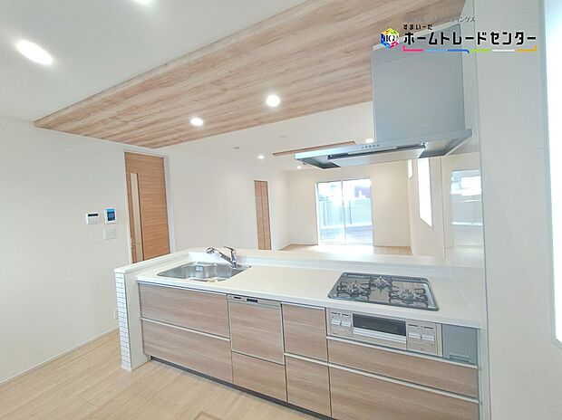 【キッチン】大容量の収納スペースは取り出しやすく、しまいやすいスライドタイプ、大きな鍋などの調理器具や、調味料も出し入れしやすいですね。
