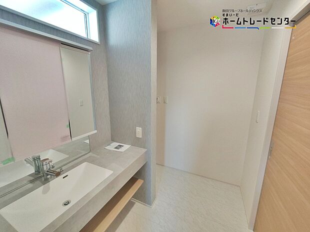 【洗面所】三面鏡ならではの収納力、温水シャワー付きの機能性、どちらも採用！汚れが落ち易い大型の洗面ボウルは手入れもしやすく日々の生活を陰ながら支えてくれる仕様となっております。
