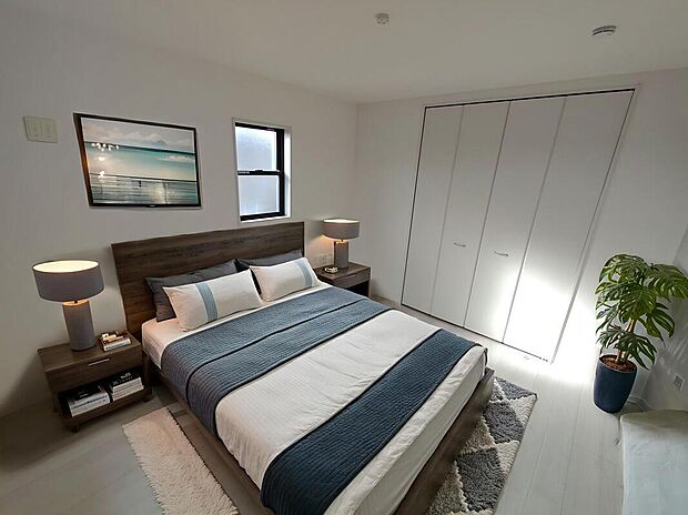 【主寝室】大きなベッドを置いてもゆとりのある広さ！収納完備しておりますので、家具が少なく済みます！お掃除もラクラクですね♪※家具をCGで加工しています。家具付き販売ではございません。
