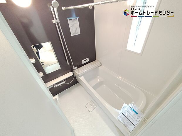 【浴室】浴室は湿気がたまりやすく、換気扇だけではどうしてもカビが出やすいです。窓があるだけでお風呂のカビお掃除がラクラク。
