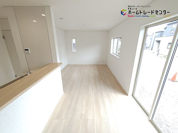 【LDK】ゆとりある空間で開放感があるリビングです♪採光にも優れていて過ごしていて気持ちのいいリビングです！ゆったりとした家族のお時間を。
