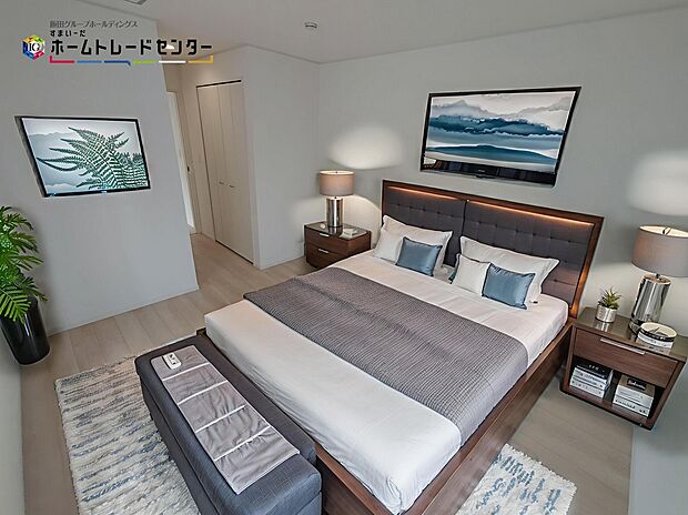 【主寝室】大きなベッドを置いてもゆとりのある広さ！収納完備しておりますので、家具が少なく済みます！お掃除もラクラクですね♪※家具をCGで加工しています。家具付き販売ではございません。
