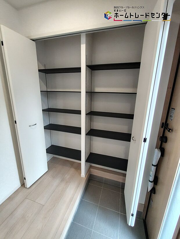 【玄関】訪れる人を優しく迎える、スタイリッシュな玄関。ご家族が増えると靴の数も増えますね。玄関にはたっぷり収納の下駄箱を完備しております！
