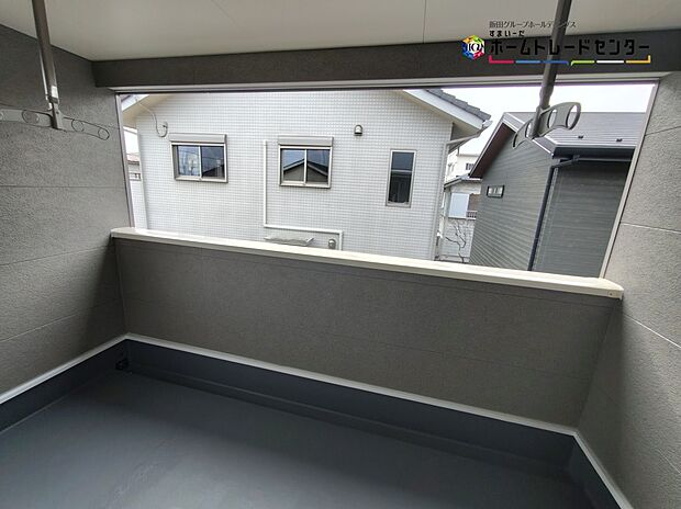 【バルコニー】日当たりのよい広さのあるバルコニー。一度にたくさんの洗濯物を干すことができます。