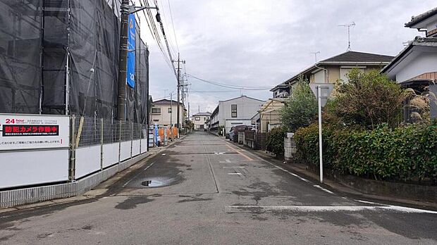 【前面道路含む現地写真】ひとたび扉を開けばそこに待っているのは上質な空間とマイホームでの新生活をイメージさせる優雅なひととき。「この家なら…」ではなく「ここに住みたい♪」と思う感動をお届けいたします。