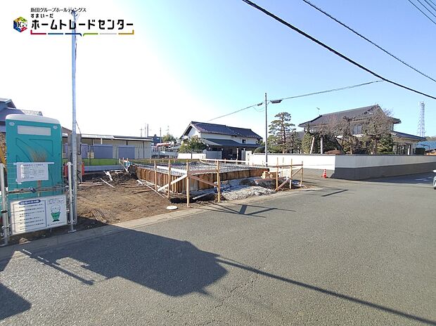 【前面道路含む現地写真】ひとたび扉を開けばそこに待っているのは上質な空間とマイホームでの新生活をイメージさせる優雅なひととき。「この家なら…」ではなく「ここに住みたい♪」と思う感動をお届けいたします。