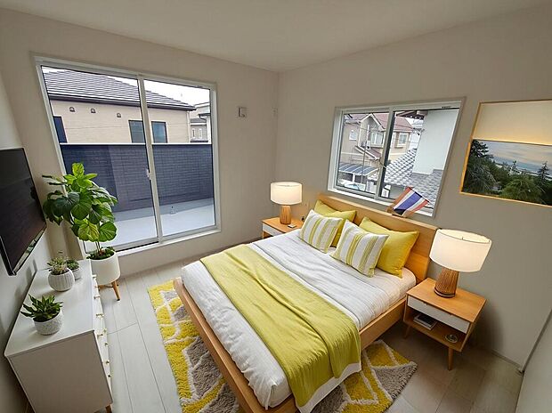 【主寝室】大きなベッドを置いてもゆとりのある広さ！収納完備しておりますので、家具が少なく済みます！お掃除もラクラクですね♪※家具をCGで加工しています。家具付き販売ではございません。
