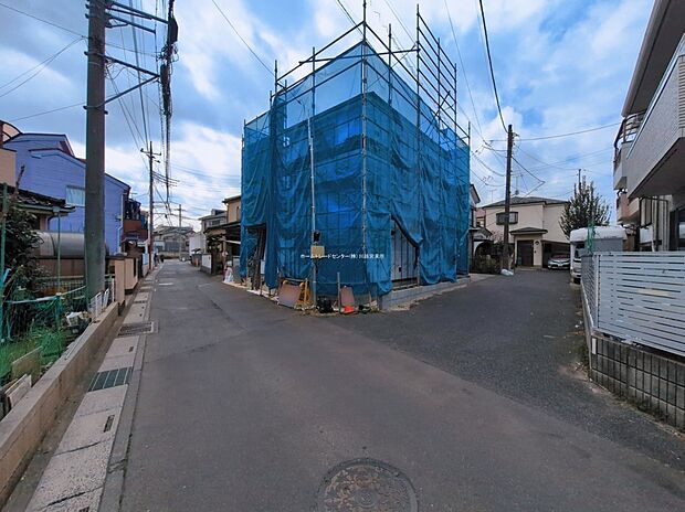 【前面道路含む現地写真】ひとたび扉を開けばそこに待っているのは上質な空間とマイホームでの新生活をイメージさせる優雅なひととき。「この家なら…」ではなく「ここに住みたい♪」と思う感動をお届けいたします。